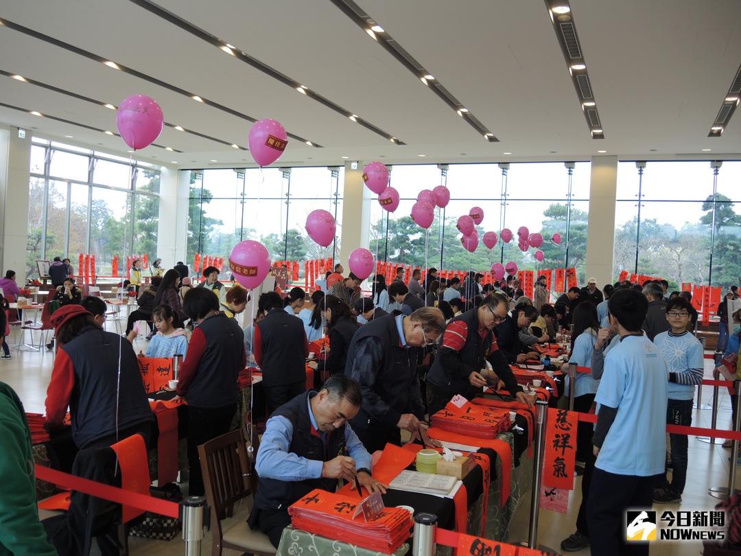 ▲成美文化園舉辦名家揮毫暨捐發票贈春聯活動，邀請知名的書法老師駐場、創作，每位書法家前都排滿索取春聯的民眾。（圖／記者陳雅芳攝，2018.02.03）