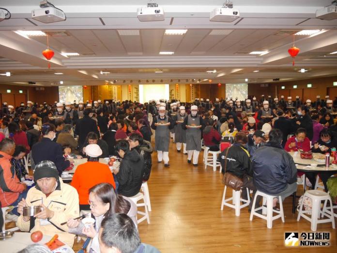 ▲慈濟台中分會舉辦冬令發放暨歲末圍爐，現場席開82桌圍爐慶團圓。（圖／慈濟台中分會提供 , 2018.2.3）