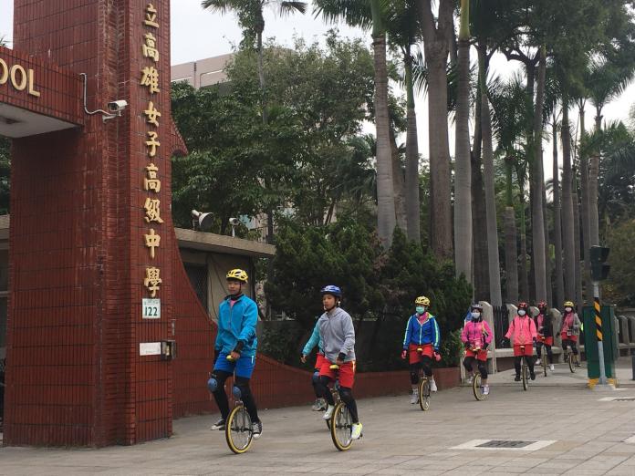 ▲20名杉林國中獨輪車隊選手，3日上午早晨，頂著14度的凜冽寒風，從高雄85大樓出發，預計利用5天的時間，騎乘235公里到台北101大樓，接受南北雙塔的高難度挑戰。（圖／記者宋汝夔翻攝，2018.02.03）