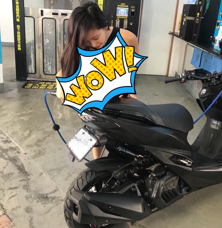 ▲「童顏巨乳」正妹這樣洗車，網驚呼：北半球快掉出來。（圖／翻攝自爆廢公社三館）