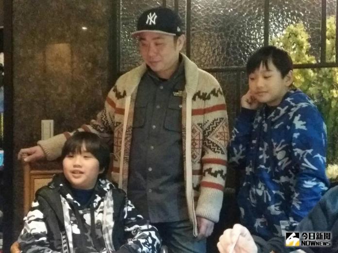 小小彬為學業推掉《演員的誕生》　喊話不想老爸戀愛
