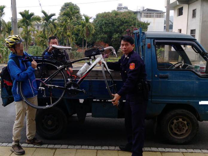 ▲員警協助2少年將自行車搬上自小貨車，載到自行車店補胎。（圖／東勢警分局提供2018.2.2）