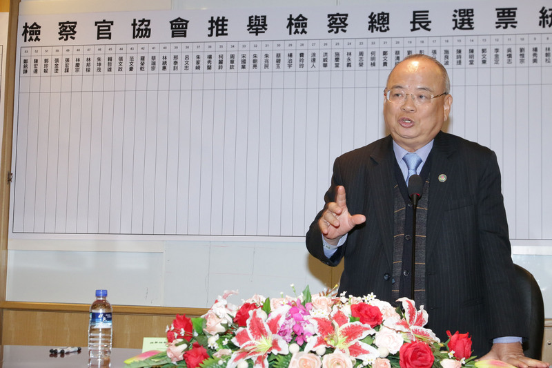 ▲檢協會檢察總長推薦票選30日開票，身兼檢察官協會理事長的顏大和表示，推薦名單對長官而言雖無拘束作用，卻是檢察民主化的實踐。中央社記者蕭博文攝107年1月30日