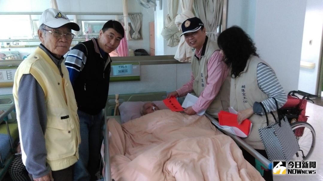 ▲春節前夕，彰化榮家家主任史浩誠率關懷小組至醫院探視住院榮民，使其感受家人之關懷，備感溫馨。（圖／記者陳雅芳攝，2018.02.02）