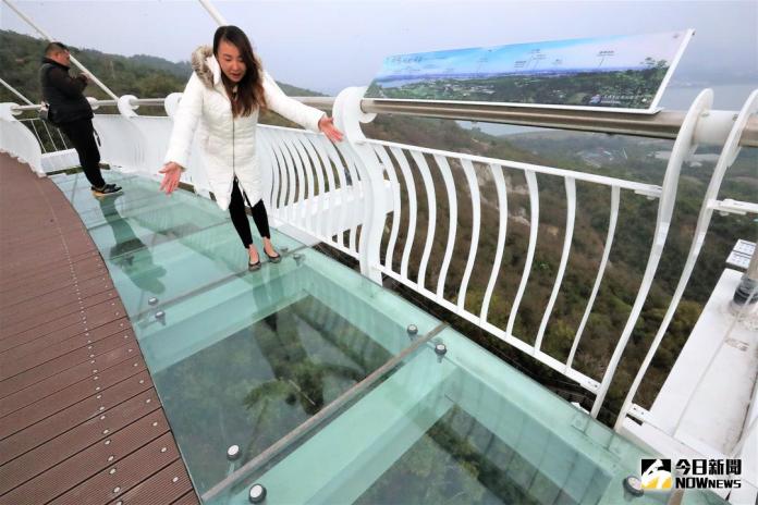 ▲「崗山之眼」橋面上有12米透明玻璃舖面，十分壯觀。（圖／記者宋德威攝 , 2018.02.01）