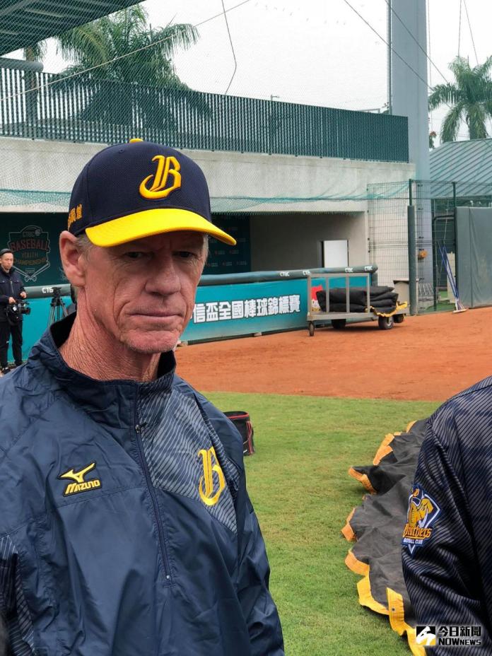 ▲兄弟投手教練伯納。（圖／張育嘉攝）