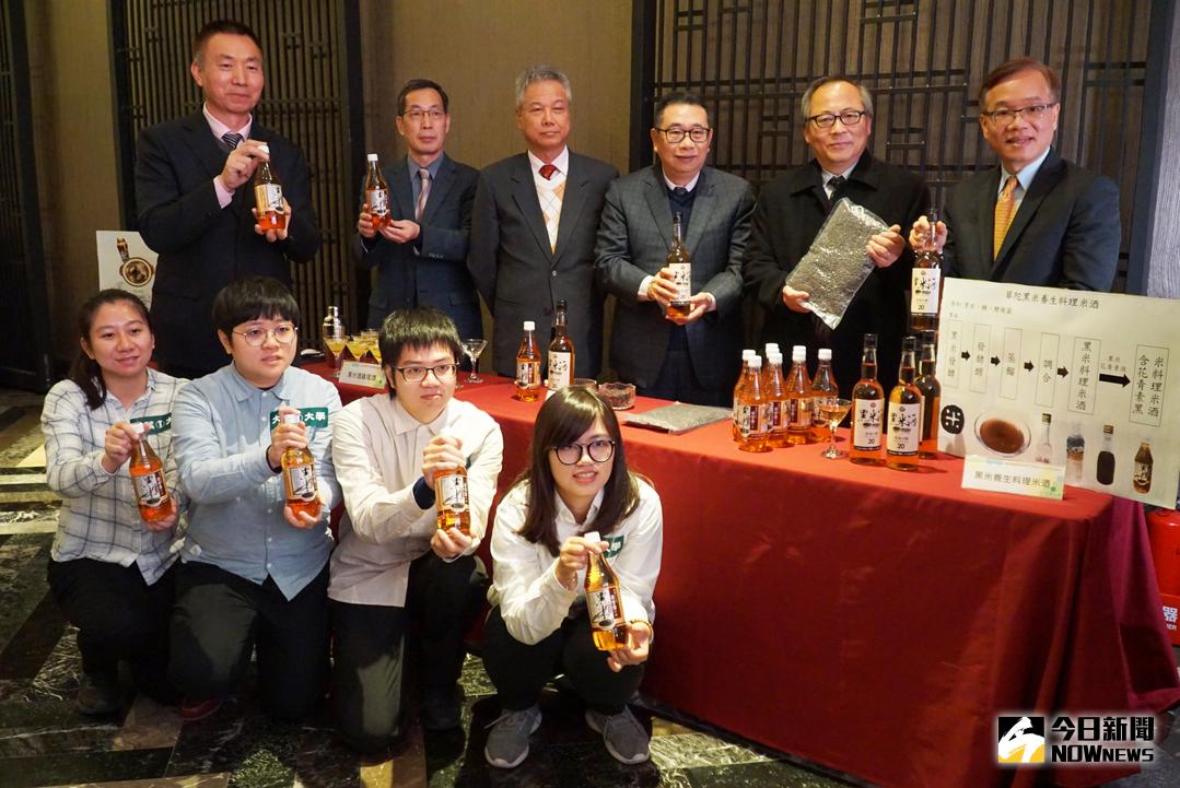 ▲大葉大學生科系師生選用彰化在地黑米，研發出黑米養生料理米酒，正式對外發表，是全台唯一的黑米酒。（圖／記者陳雅芳攝，2018.02.01）