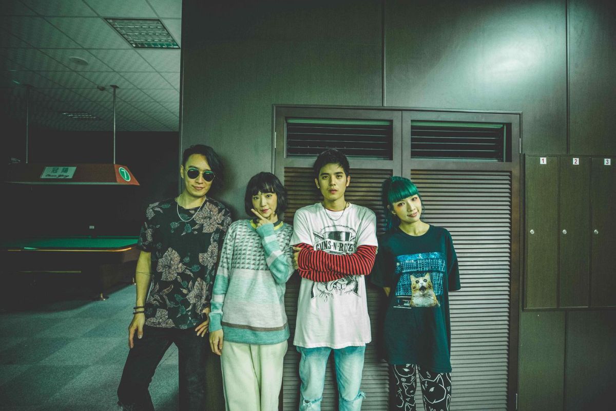 ▲原子邦妮的MV男主角歐陽倫（右二）在拍攝時血染現場。（圖／滾石提供 , 2018.02.01）