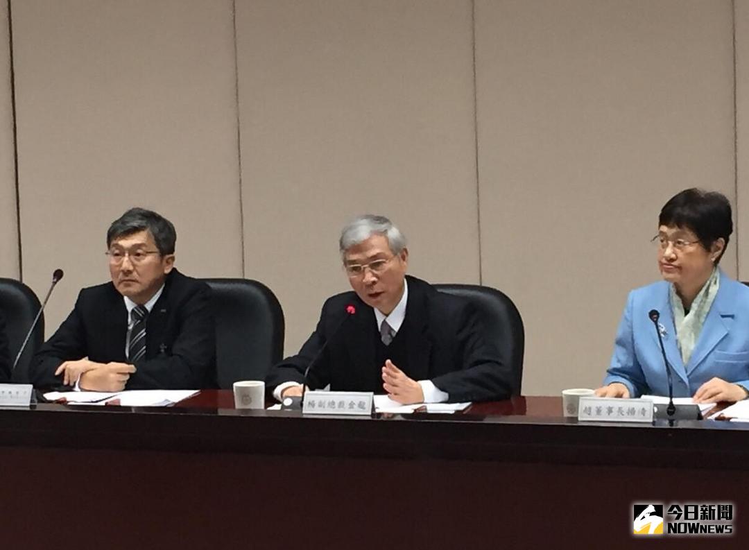 ▲中央銀行副總裁楊金龍（中）將接任央行總裁。（圖／NOWnews資料照）