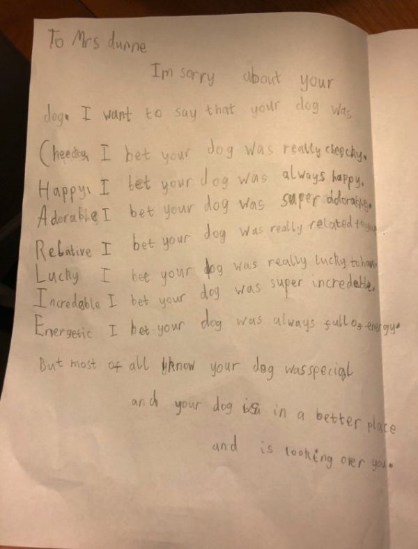 一名叫做卡勒姆的小男孩向鄧恩要了一張紙，用查理的名字字母描述查理是隻「頑皮、快樂、可愛、親人的、幸運的、不可思議和精力充沛」的狗狗，他還寫道，「妳的狗狗是最特別的，而牠現在到了一個更美好的地方，並且正在看著妳。」