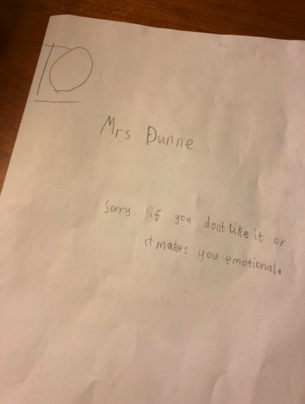 非常傷心的鄧恩知道自己沒辦法像過去一樣正常上課，她決定老實告訴班上小朋友這個惡耗。沒想到下課時，她就收到一封信。