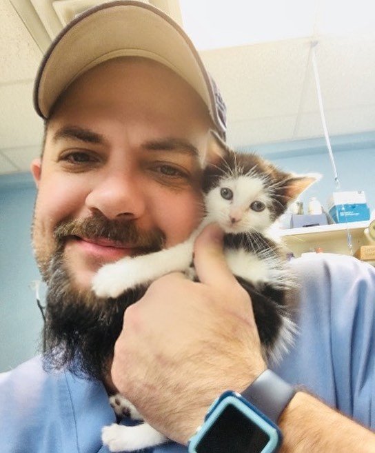一年後，他在一間動物醫院擔任助理。他一邊工作一邊到學校進修獸醫技術的課程，畢業後便到專看貓咪的動物醫院工作。