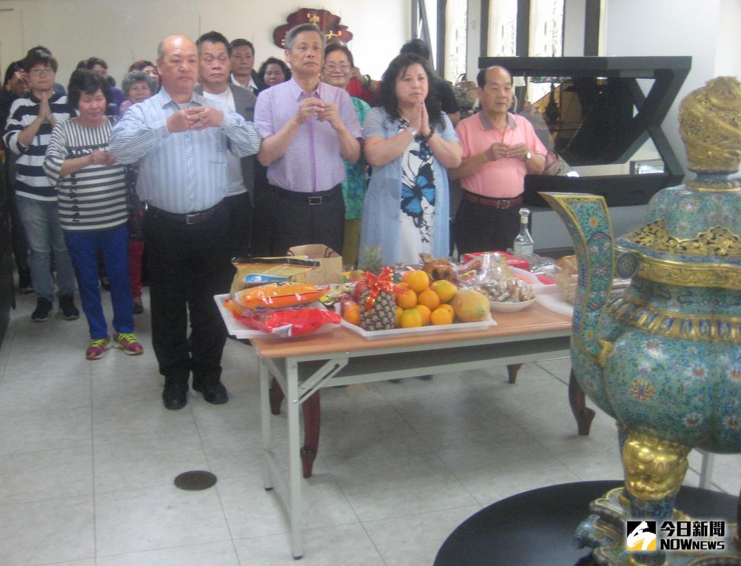 ▲大器內蘊文創藝術公司年初5進行開工儀式及新春團拜，由總裁林茂唐(前排左2)主持，期盼在新的1年再創高峰，締造中華文物帝國風華再現。(圖／記者黃守作攝，2018.02.20)