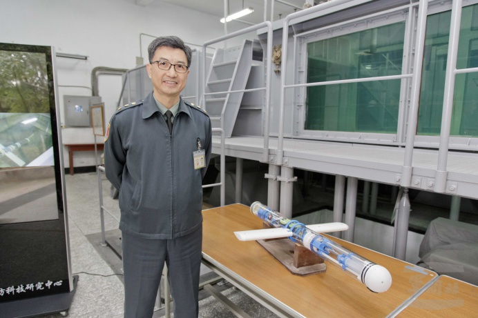 ▲ 國防大學理工學院副院長劉江龍上校與研發成品合影。（軍聞社記者陳建興攝）