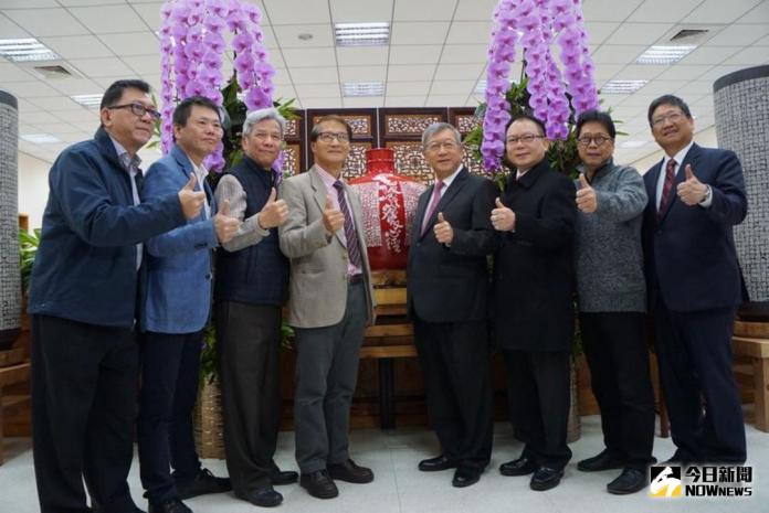 ▲新竹縣長邱鏡淳（右四）的辦公室以書畫、陶藝品、造型花藝與泰迪熊妝點，新春展現文創風。（圖／新竹縣政府提供 , 2018.02.21）