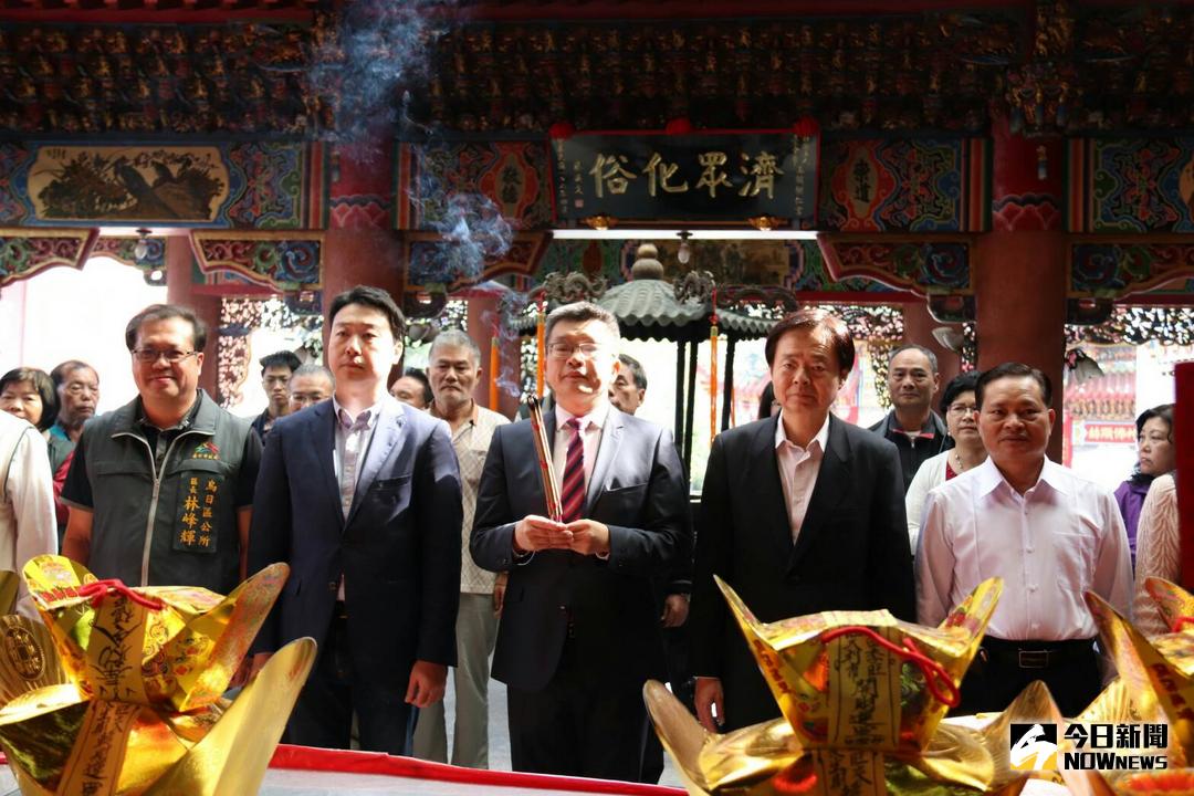 ▲立法院副院長蔡其昌\\(中\\)前往烏日玉闕朝仁宮參拜。（圖／記者柳榮俊攝 , 2018.2.21\\)