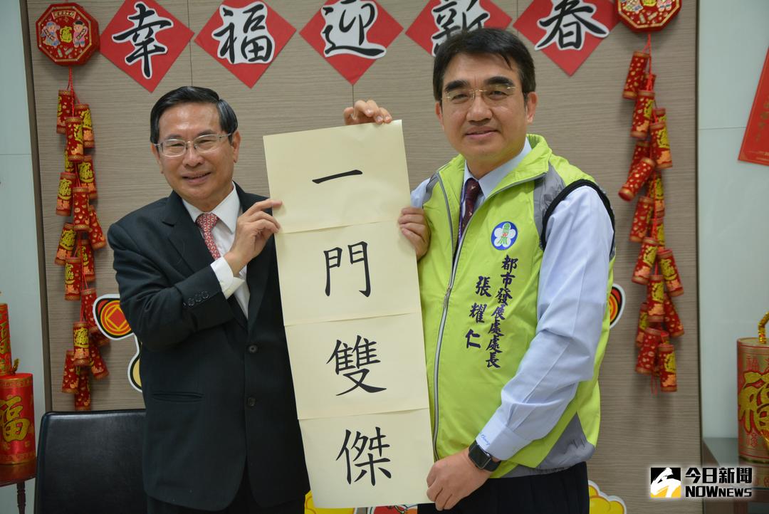 ▲涂醒哲以「一門雙傑」形容衛生局長張耀懋和新任都發處長張耀仁兄弟共同為市府服務。（圖／記者郭政隆攝，2018.2.21）