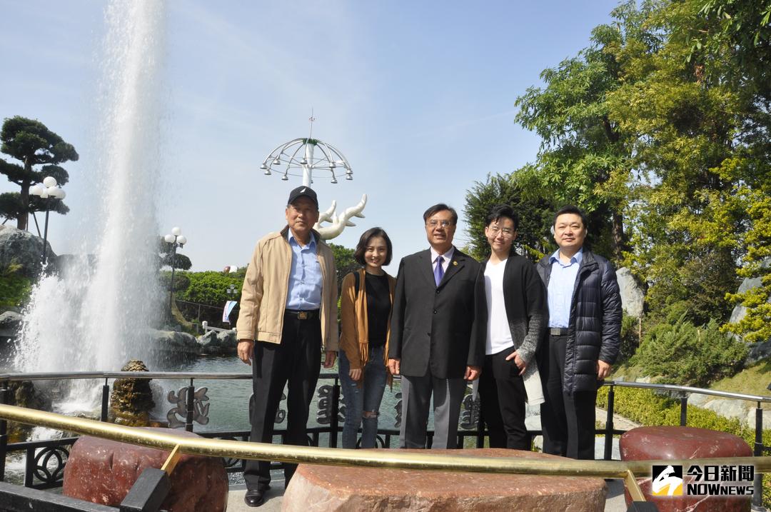 ▲建國科大江金山總執行長\\(中\\)，熱烈歡迎陸生楊夢彤\\(左二\\)與丈夫鍾鳴\\(右二\\)回母校走春。（圖／記者陳雅芳攝，2018.02.21）