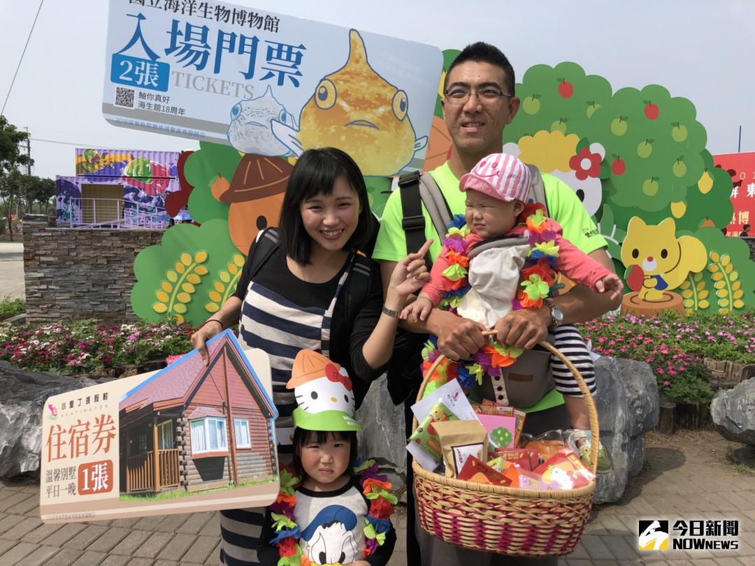 ▲屏東熱博園區破紀錄，由來自高雄林雅萍一家人成為第155萬3,886位幸運兒。（圖／記者陳宗傑攝,2018.02.21）