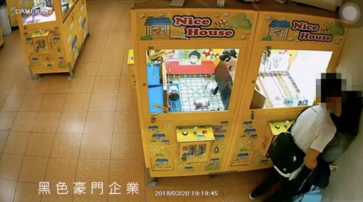 ▲慾火難耐？夾娃娃機店上演活春宮，網笑：「今晚吃雞！」（圖／翻攝自臉書）