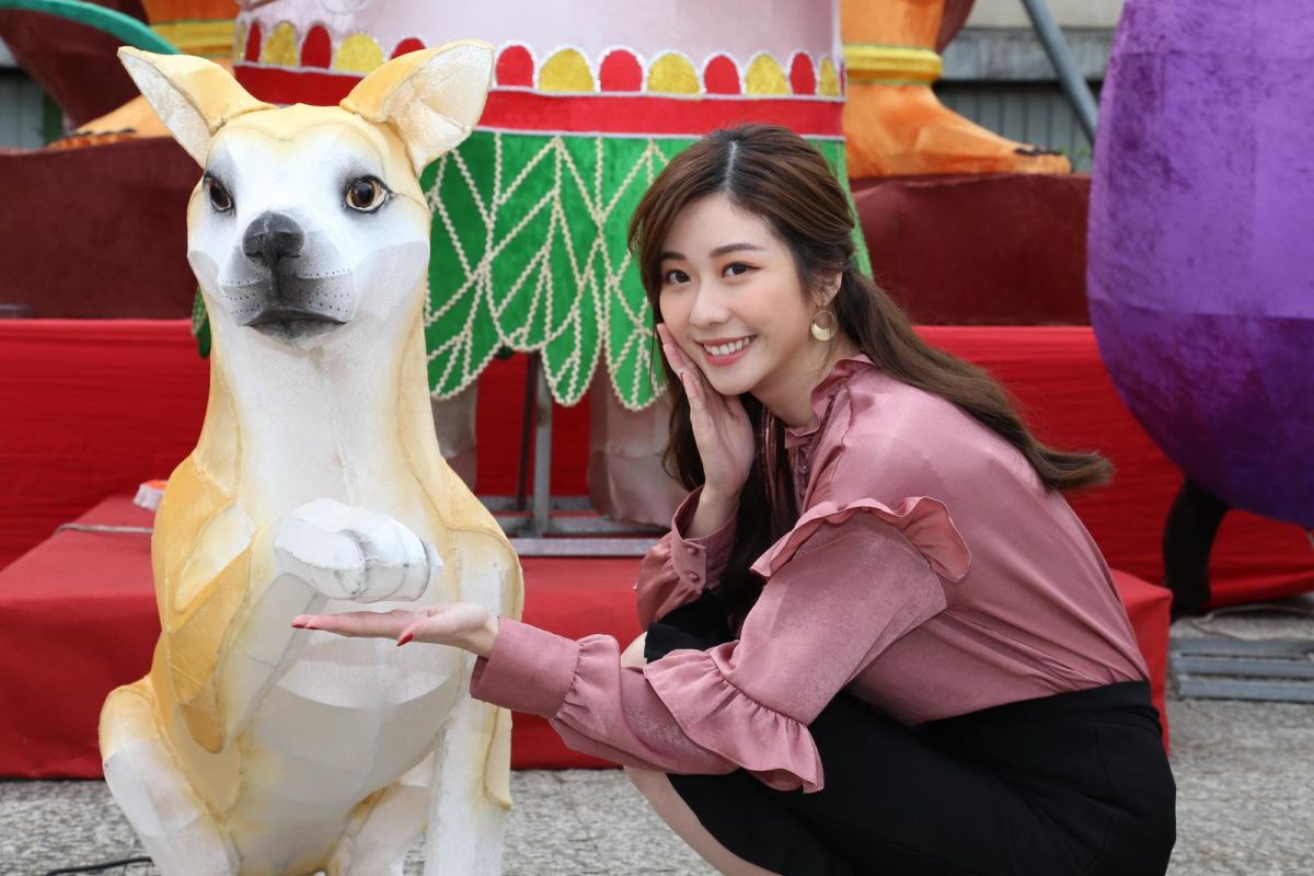 ▲本期《保庇新北市》特別邀請封面人物張景嵐帶路，向大師拜藝手作金元寶的提燈祈福。（圖／新北市政府民政局提供）