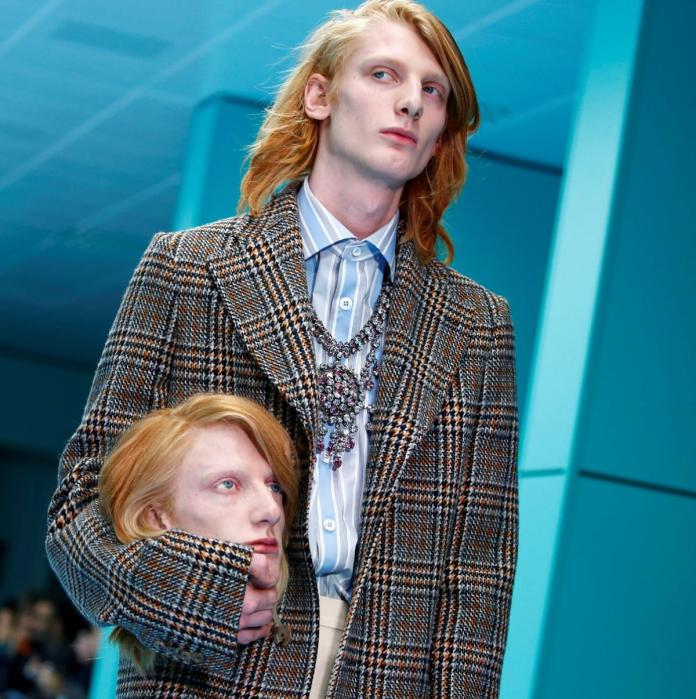 ▲時裝品牌 Gucci 大搞「驚嚇」主題，讓模特兒們抱著自己的「人頭」上場走秀。（圖／翻攝自太陽報 , 2018.2.22）