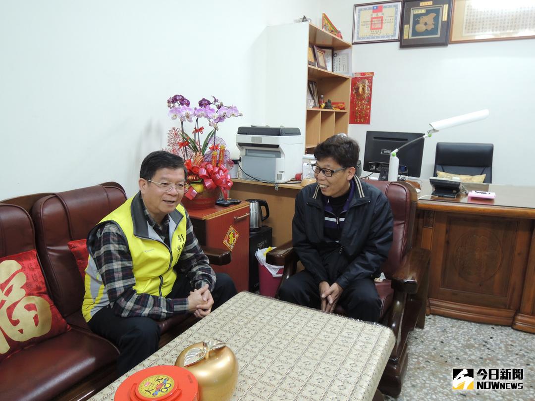 ▲彰化縣榮民濮嘉呈帶領永馨慈善會志工一起發放物資給弱勢家庭，義行讓彰化榮服處處長嚴俊峰很感動。（圖／記者陳雅芳攝，2018.02.22）