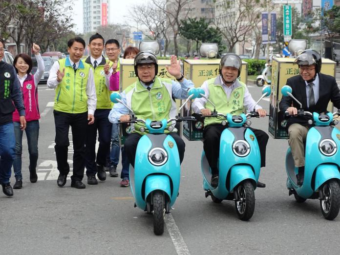 黃偉哲騎電動車　發表抗空汙政策
