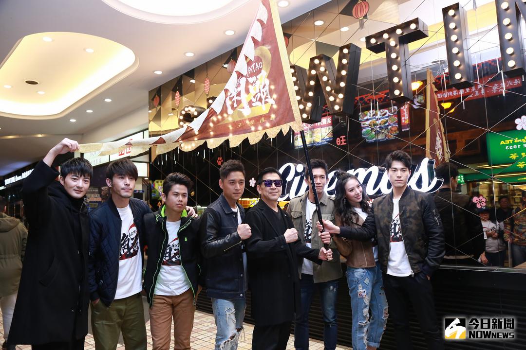 ▲高捷大哥率領《角頭2》演員群到戲院謝謝粉絲們的支持。（圖／記者葉政勳攝 , 2018.02.23）