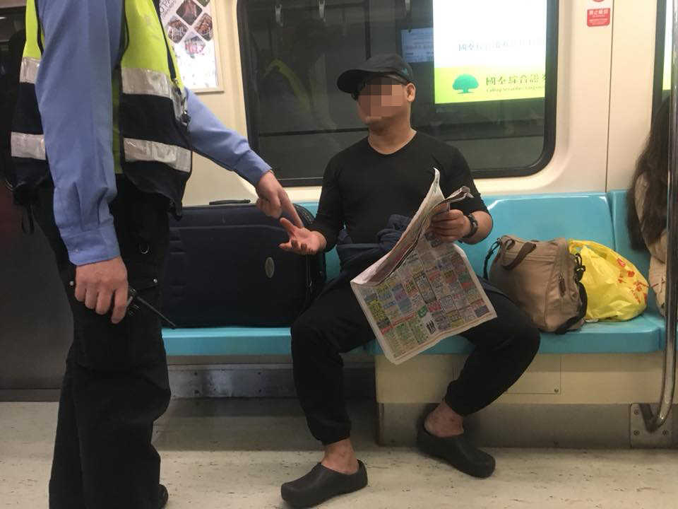 ▲捷運板南線上，一名男子一人霸占 4 個位子，員警來了也勸不聽。（圖／翻攝自爆料公社）