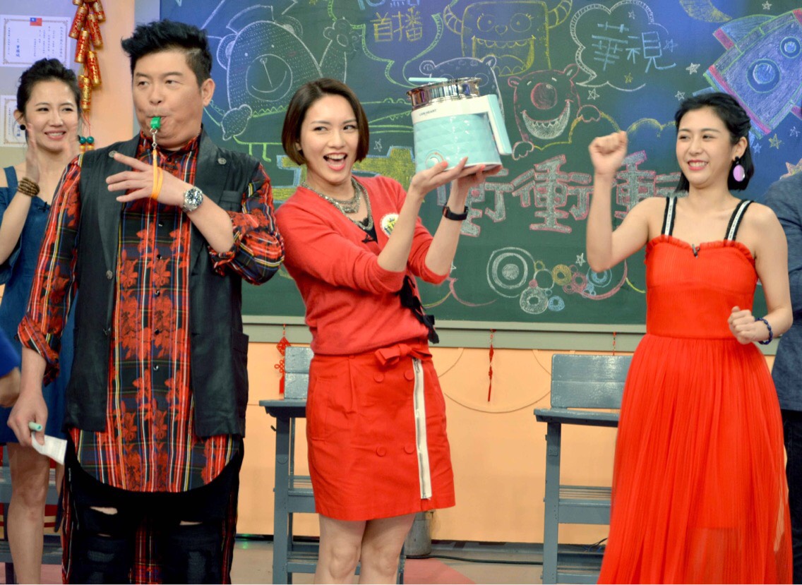 ▲林佳儀（中）玩遊戲不計形象。（圖／華視提供，2018.02.24）