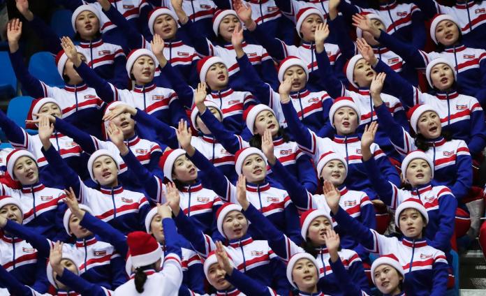 ▲脫北者爆料，北韓啦啦隊員們被迫參加派對並提供性服務，成為高官們的性奴。圖為北韓啦啦隊在平昌冬奧會中，為參加短道競速滑冰的北韓選手歡呼。（圖／達志影像／美聯社）