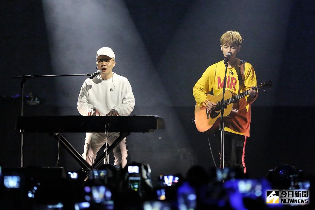 ▲廷廷、鼓鼓合體演唱〈我還是愛著你〉。（圖／記者吳政璋攝 , 2018.02.24）