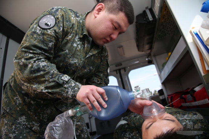 ▲ 為使緊急救護技術更為嫻熟，陳維謙上士在單位內經常自我訓練緊急救護技術，為突發狀況做好準備。（軍聞社記者林澤廷攝）