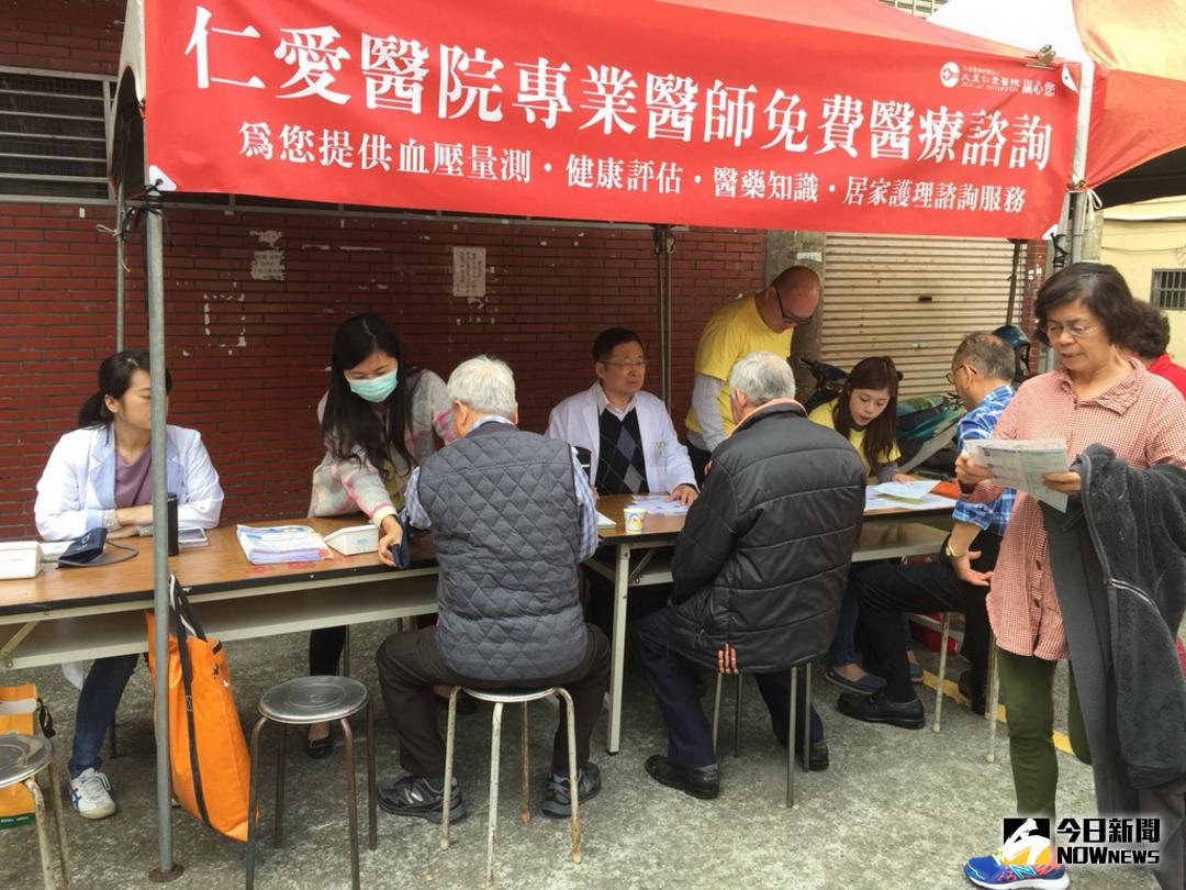 ▲大里仁愛醫院醫護人員為現場民眾量測血壓、健康評估及居家護理諮詢等服務。（圖／記者林重鎣攝 , 2018.2.25\\)