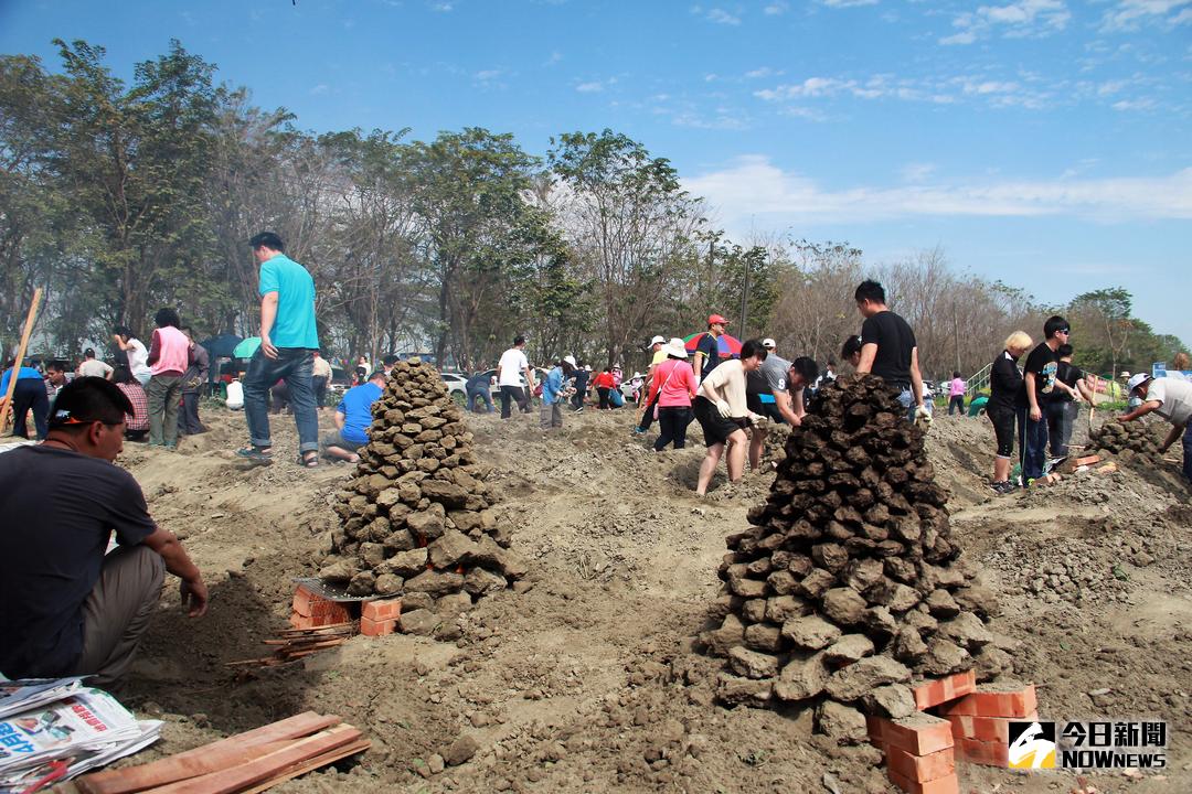 ▲屏東熱博食農體驗區舉辦焢窯樂，吸引1千多位民眾攜家帶眷體驗兒時焢窯樂趣。（圖／記者陳宗傑攝,2018.02.25）