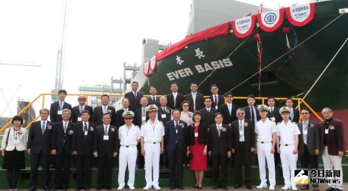 ▲長榮海運公司向台灣國際造船公司訂造的10艘同系列貨櫃輪中的第4艘全貨櫃輪，經命名為 「EVER BASIS長本輪」。(圖／記者黃守作攝)