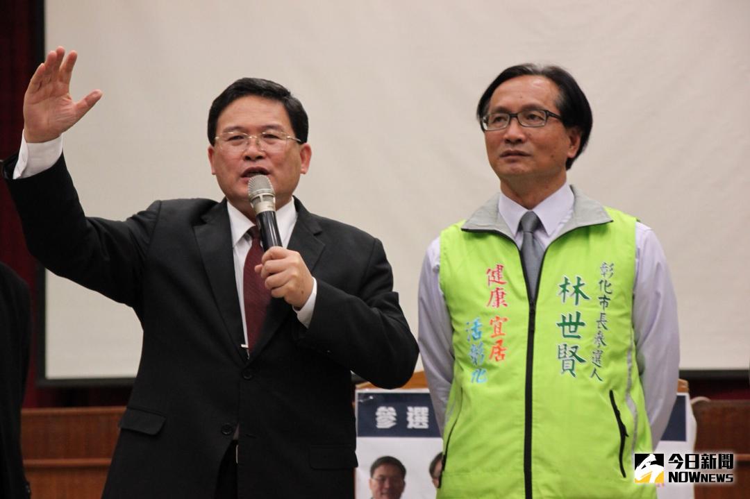 ▲彰化市長初選候選人林世賢24日舉辦造勢晚會，現任市長邱建富現身臨造勢大會，力挺林世賢「接棒」。（圖／記者陳雅芳攝，2018.02.25）
