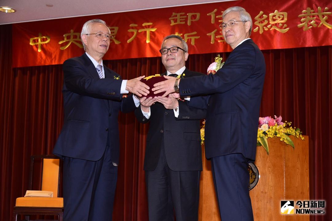 ▲中央銀行總裁彭淮南在2018年2月25日正式退休，並交棒給子弟兵總裁楊金龍（右），由行政院副院長施俊吉（中）擔任監交人。（圖／記者林柏年攝，2018.2.26）