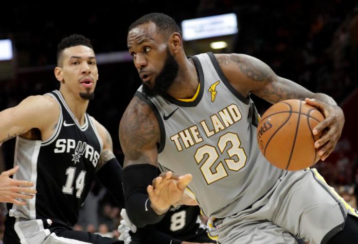 NBA／詹皇挨打卻沒吹犯　隊友解析：像火車一樣壯害的
