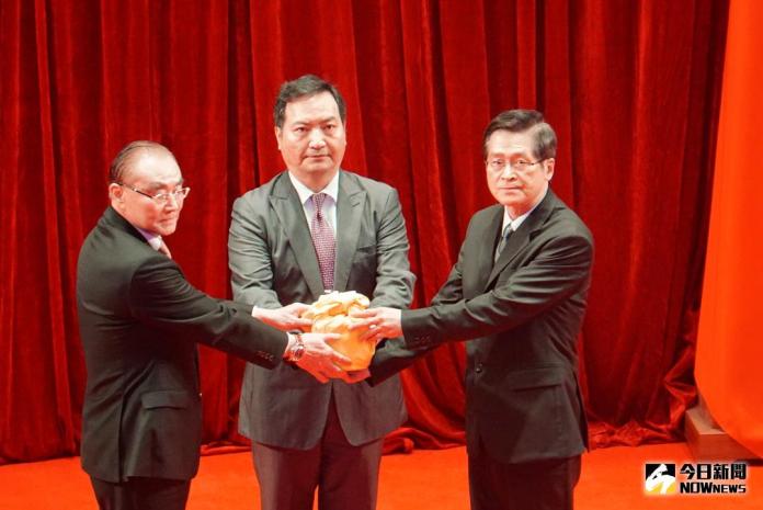 ▲國防部 26 日上午舉行新舊任部長交接典禮，在政務委員羅秉成（中）的監交下，原任部長馮世寬（左）將印信交給新任部長嚴德發。（圖／記者呂炯昌攝 , 2018.2.26\\)