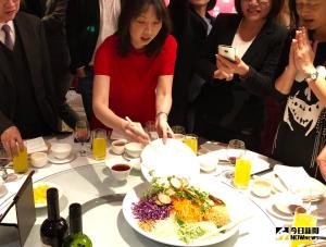 ▲撈魚生的配料相當繽紛，每種都有象徵的吉祥寓意。（圖／NOWNEWS資料照）