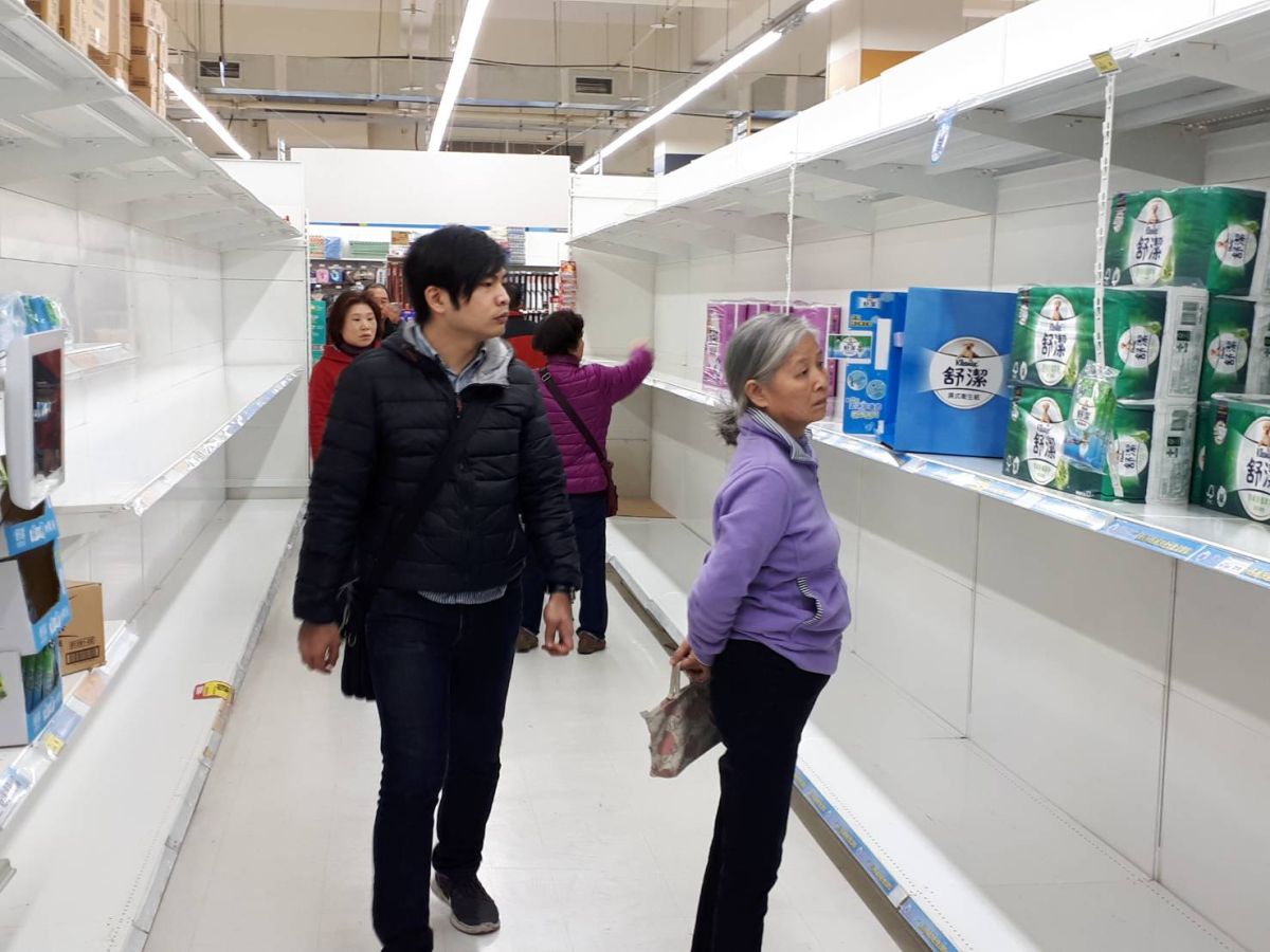 ▲就怕衛生紙漲價，這幾日民眾紛紛搶買衛生紙，不少賣場貨架上空空如也。（圖／愛買提供）