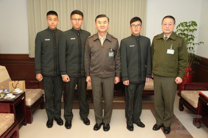 ▲ 國防部副參謀總長潘進隆中將26日接見即將派訓友邦的軍校學生，期勉他們努力向學。（軍聞社記者李忠軒攝）