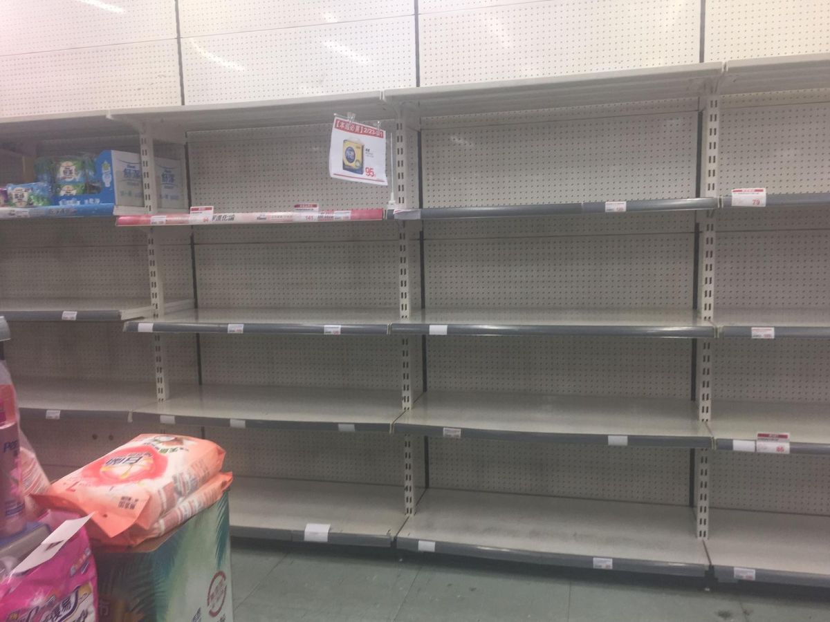 ▲衛生紙價格喊漲，不少民眾趕緊囤貨，全台賣場紛紛上演「搶衛生紙大戰」。（圖／翻攝自爆怨公社）