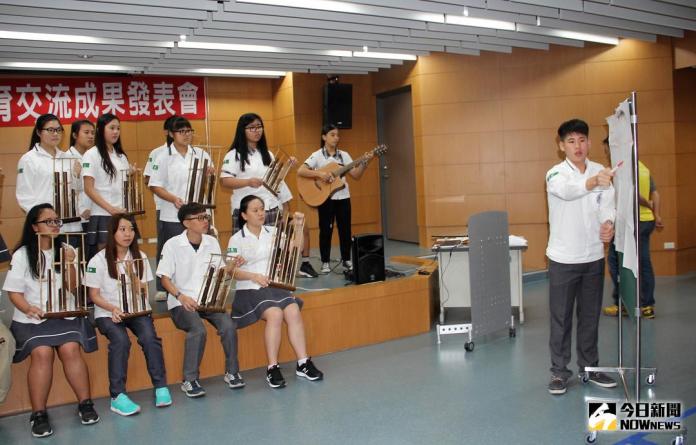 ▲學生學習印尼傳統樂器昂格隆（Angklung）的演奏。（圖／記者陳宗傑攝，2018.02.26）