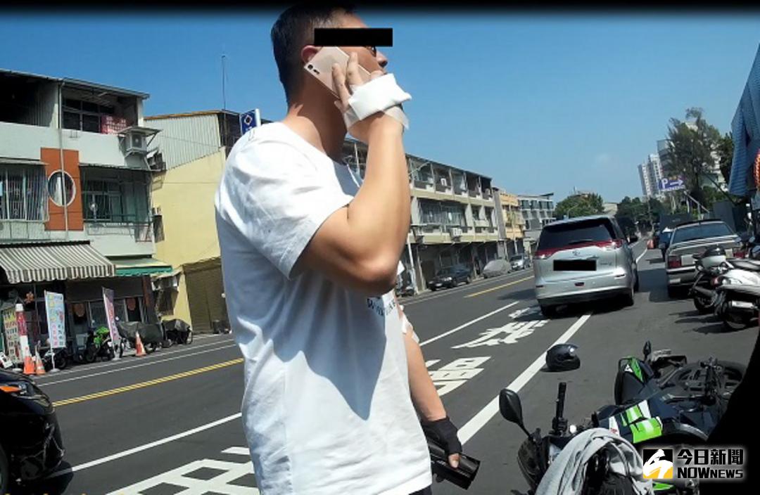 ▲受傷者的機車駕駛不斷以手機對外聯繫。（圖／嘉義市消防局提供）