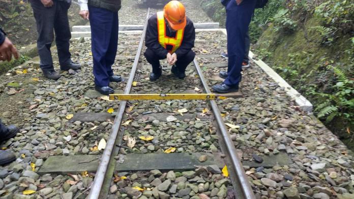 連日下雨路基鬆軟　阿里山森鐵出軌原因找到了
