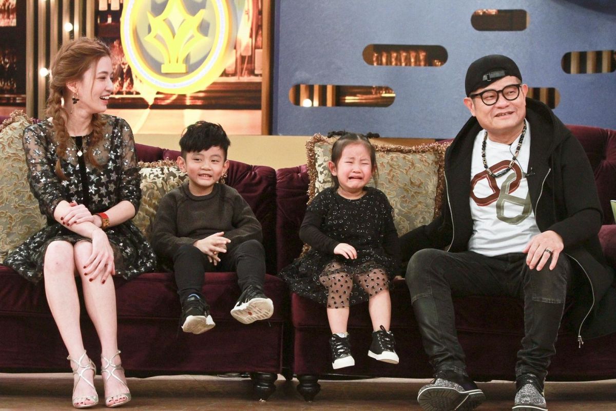 ▲許效舜（右）帶全家上節目。（圖／衛視中文台提供 , 2018.2.27）