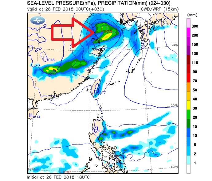 ▲明日將會有個低壓從台灣北方海面通過，鋒面雲帶可能影響台灣的天氣，且不排除有雷雨發生的可能。（圖／翻攝自鄭明典臉書）
